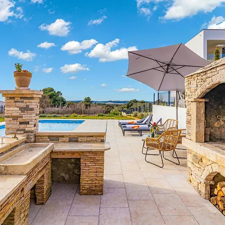 2 Bedroom Stunning In *