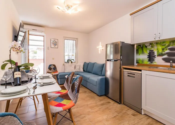 2 Bedroom Stunning In Appartamento Pola