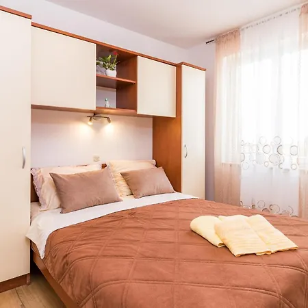 Apartment 2 Bedroom Stunning In Pula
