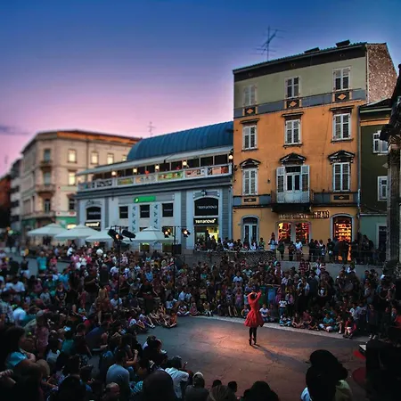 2 Bedroom Stunning In Daire *