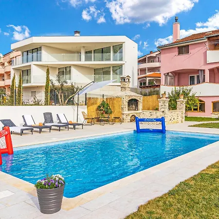 2 Bedroom Stunning In *