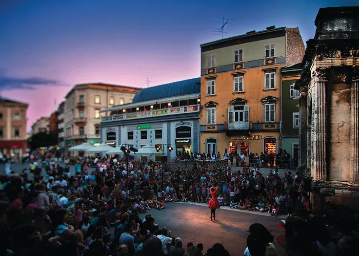 2 Bedroom Stunning In Apartment *